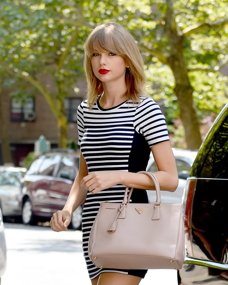 Taylor Swift Continues Her Walking Tour of New York with a Prada Bag -  PurseBlog
