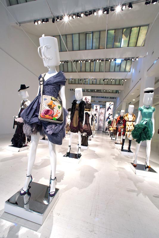 Mannequins At Boutique Louis Vuitton In Singapore Stock Photo