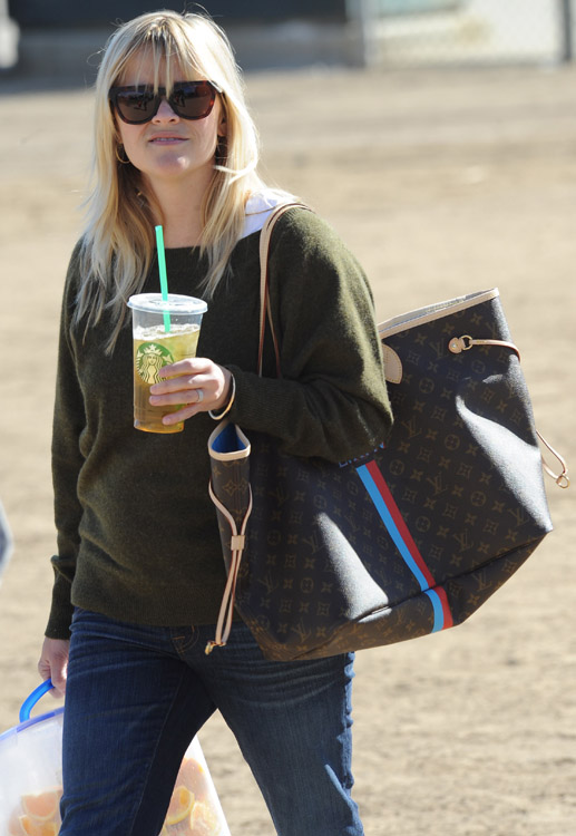 Reese Witherspoon's monogram LV never full bag}  Melie louis vuitton, Louis  vuitton outfit ideas, Louis vuitton bag outfit