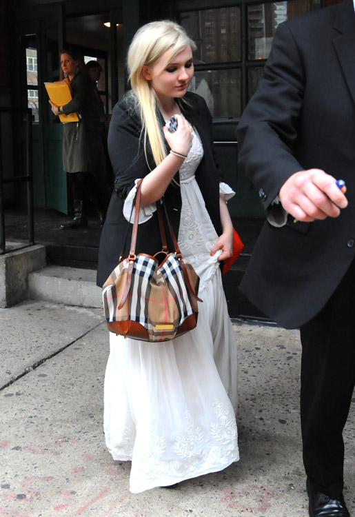 Abigail Breslin, (almost) all grown up, carries a Burberry bag in