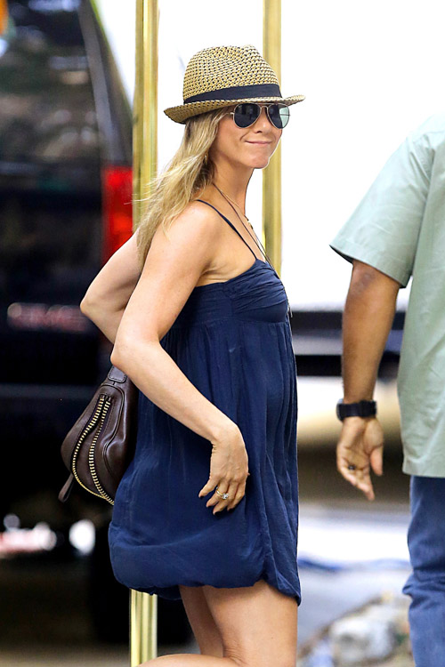 Jennifer Aniston Carries a Tom Ford Bag On The Set Of Her New Movie -  PurseBlog