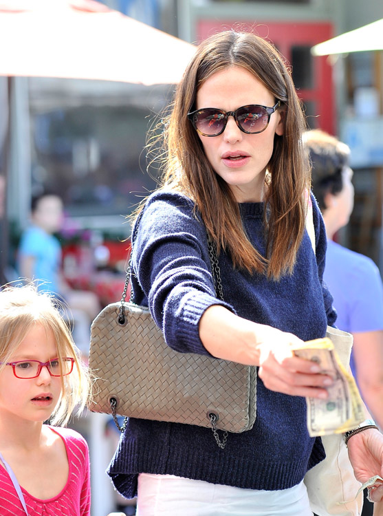 In Praise of Jennifer Garner's Super-Practical Handbag Style