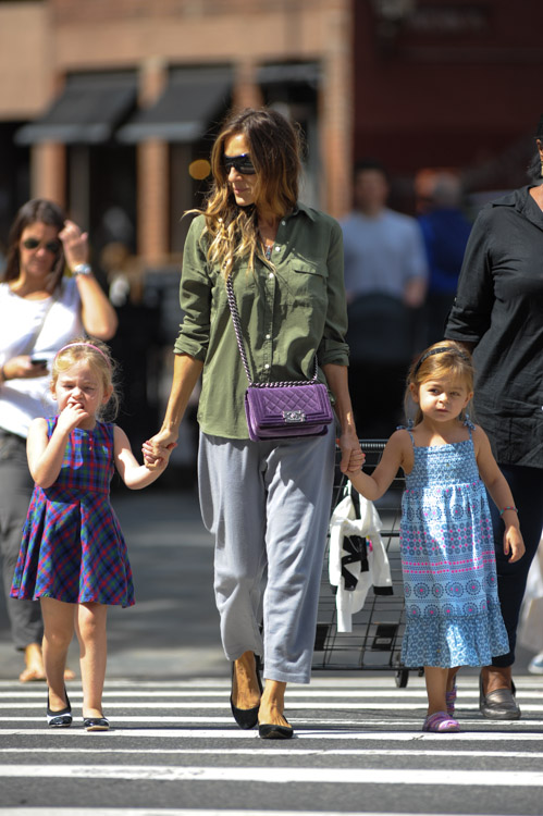 Sarah Jessica Parker's Hands-Free Crossbody Bag Is So Easy to Carry