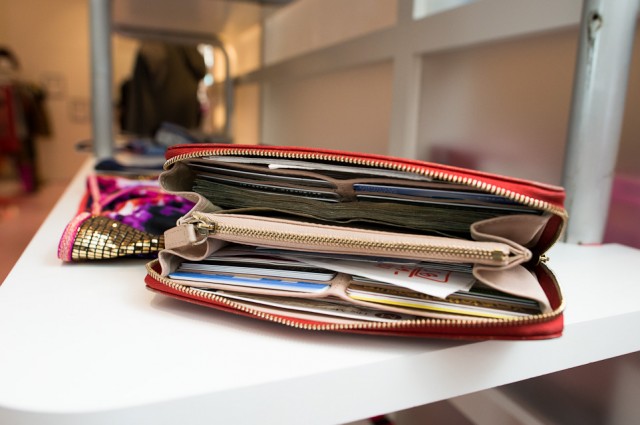 Buying a Handbag Online in 18 Easy GIF Steps - PurseBlog