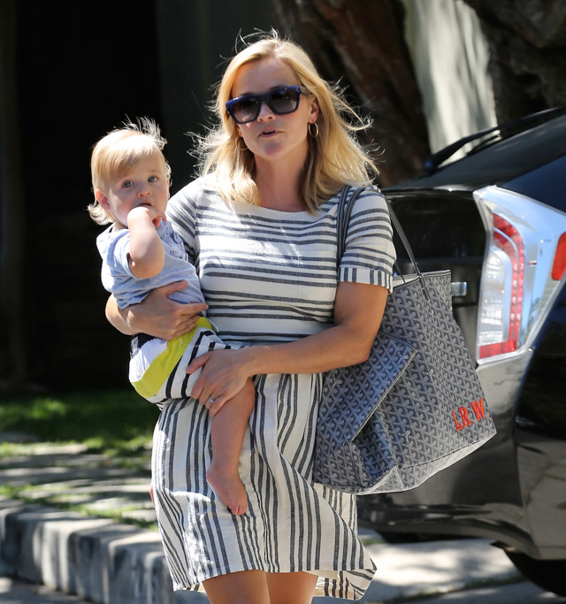 Reese Witherspoon carries orange wedges and Louis Vuitton at her son's  soccer game - PurseBlog