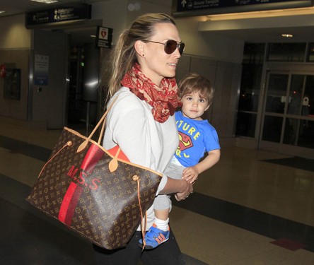 Molly Sims Returns from Vacation with Customized Louis Vuitton PurseBlog