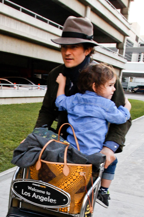Even Orlando Bloom Likes Traveling with a Louis Vuitton Neverfull -  PurseBlog