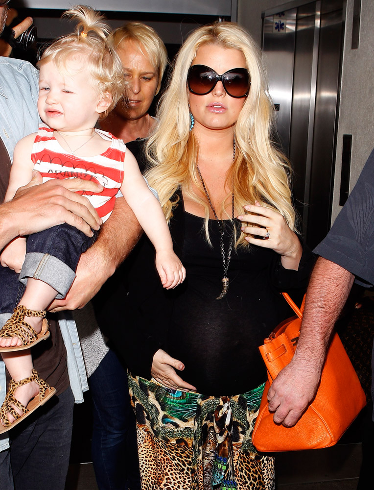 Stuff celebrity moms carry in their bags - Today's Parent