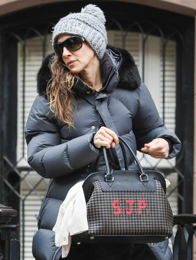 Sarah Jessica Parker carries Chanel, Rochas and a boatload of Louis Vuitton  luggage - PurseBlog