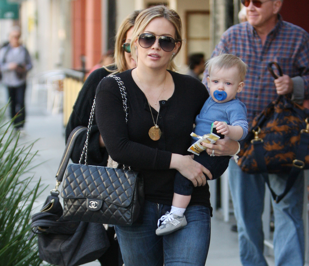 Your Next Handbag - Hilary put a classy spin to her casual look