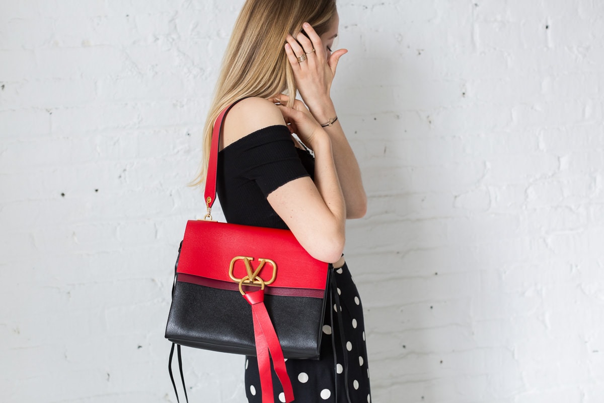 Valentino Women's Shoulder Bag V-Ring Black/Red Leather For Sale