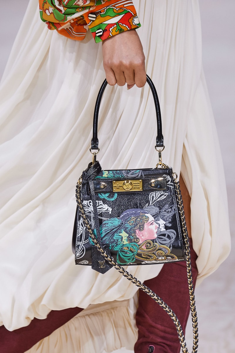 X'te Louis Vuitton: Naturally nomadic. The new #LouisVuitton Dauphine belt  bag fits perfectly on the shoulder of a #LVSS19 look by @TWNGhesquiere.  Explore the Collection at    / X