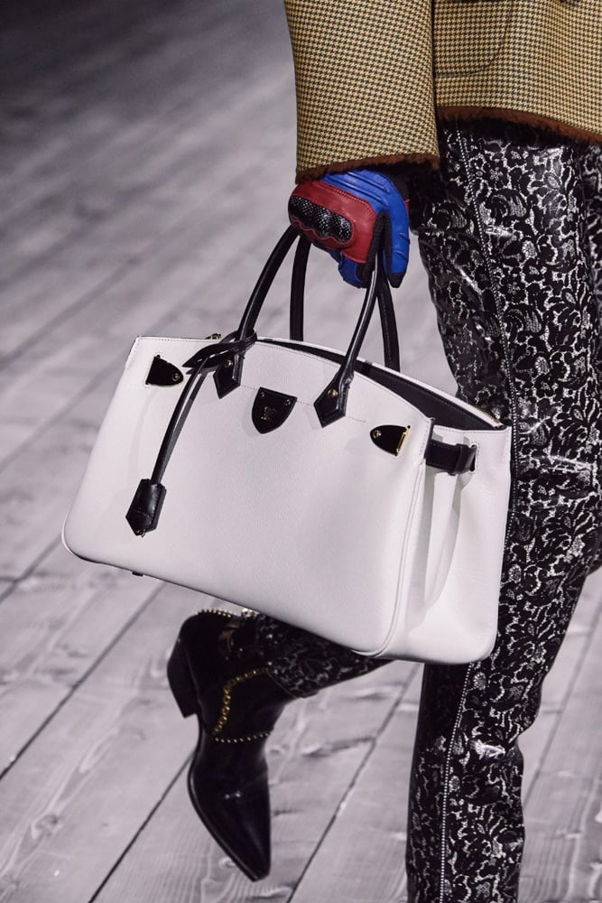 fashion_handbag_shoes on Instagram: “This was the number 1 seller bag last  winter! Louis Vuitton mini monogram back…