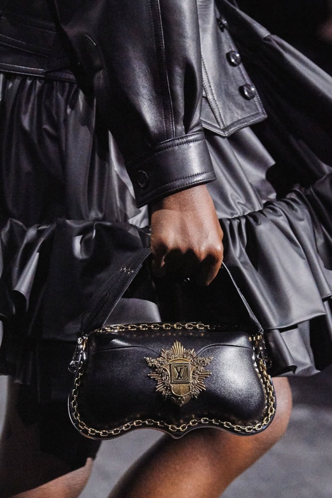 What's In My Bag: Louis Vuitton Da Vinci Speedy 30 Satchel - Talking With  Tami