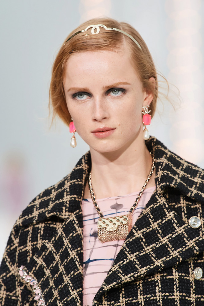 CHANEL Launching MICROCHIP for 21A Collections May/June 2021 Rumors &  Implications / Louis Vuitton 