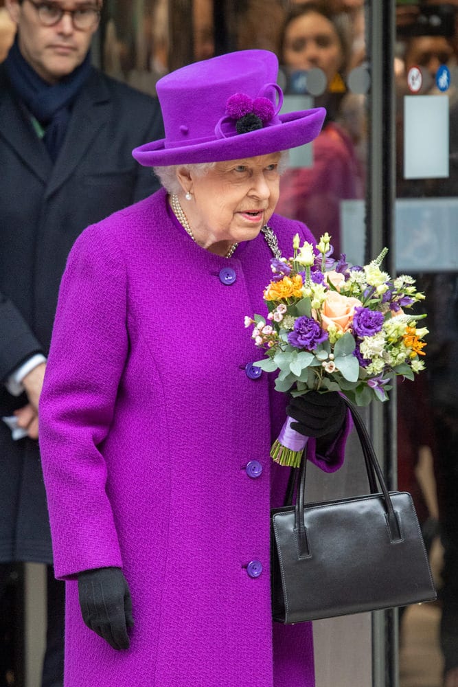 How Queen Elizabeth used her handbag to send secret signals to staff at  public events