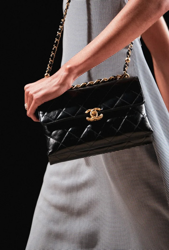 Meet the CHANEL 22 Bag — a new design presented at the Spring-Summer 2022  show