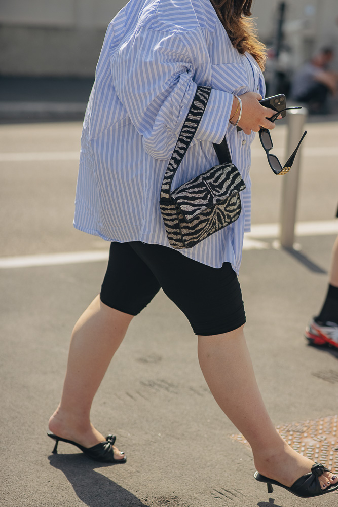 Milan, Italy - September, 21, 2022: Street style outfit detail, woman wears  brown LV monogram print pattern Neverfull handbag from Louis Vuitton foto  de Stock