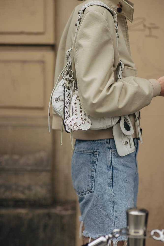 The 90's Shoulder Bag is Back! How to Wear + Where to Buy - HelloThalita -  #fashion #ootd #streetstyle #streetwea…
