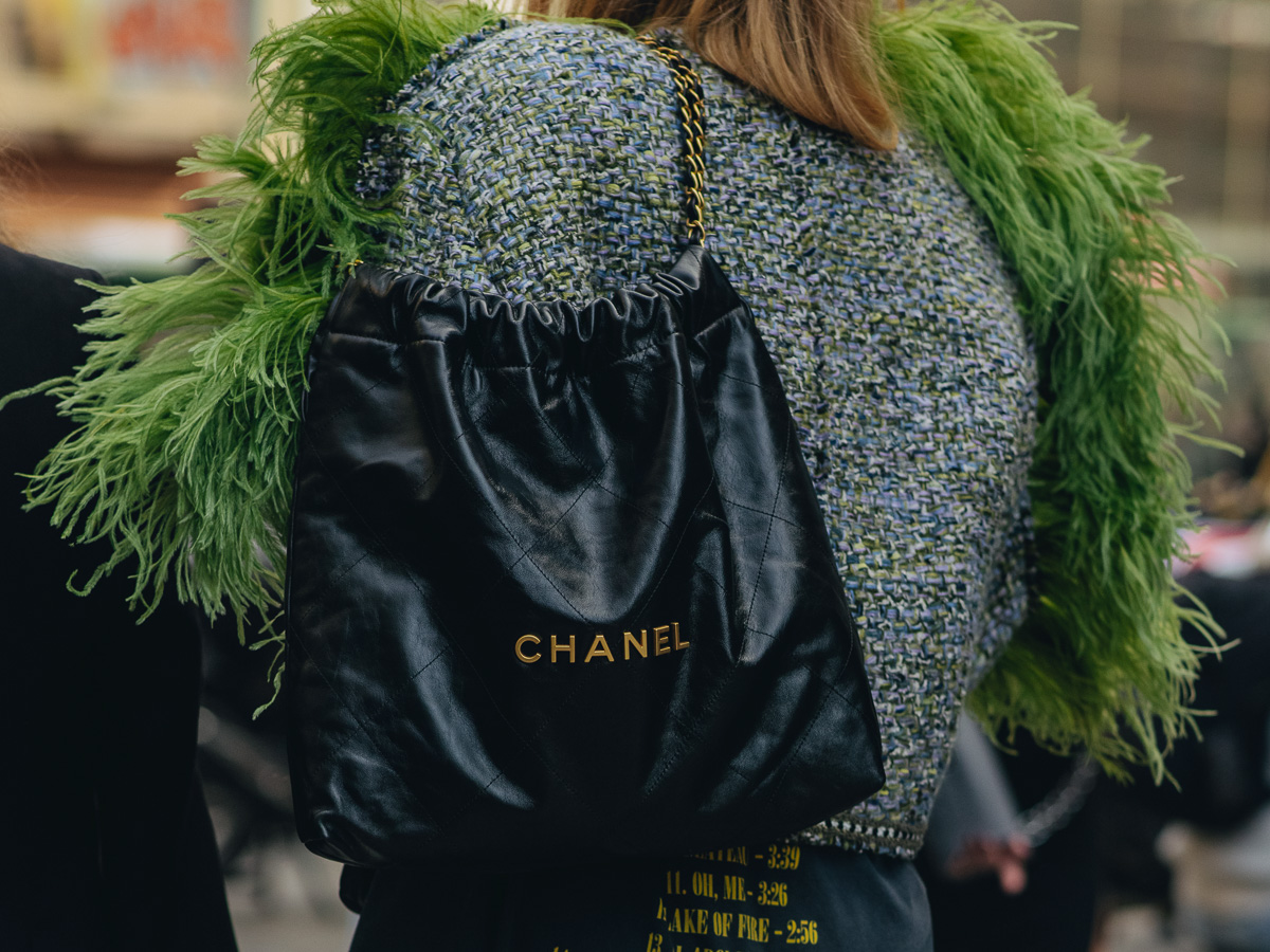 I FINALLY got the CHANEL 22 BAG in ALL BLACK: what fits inside
