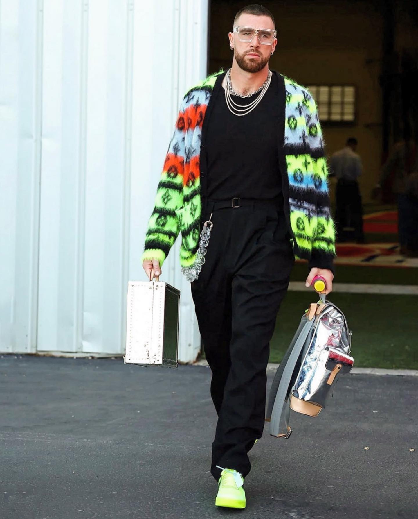 Travis Kelce arrived to the #SuperBowl wearing FW23 KidSuper X Louis Vuitton  drip 👀💧🏈 🎥 : @chiefs - #Superbowl2023 #SuperbowlLVII…