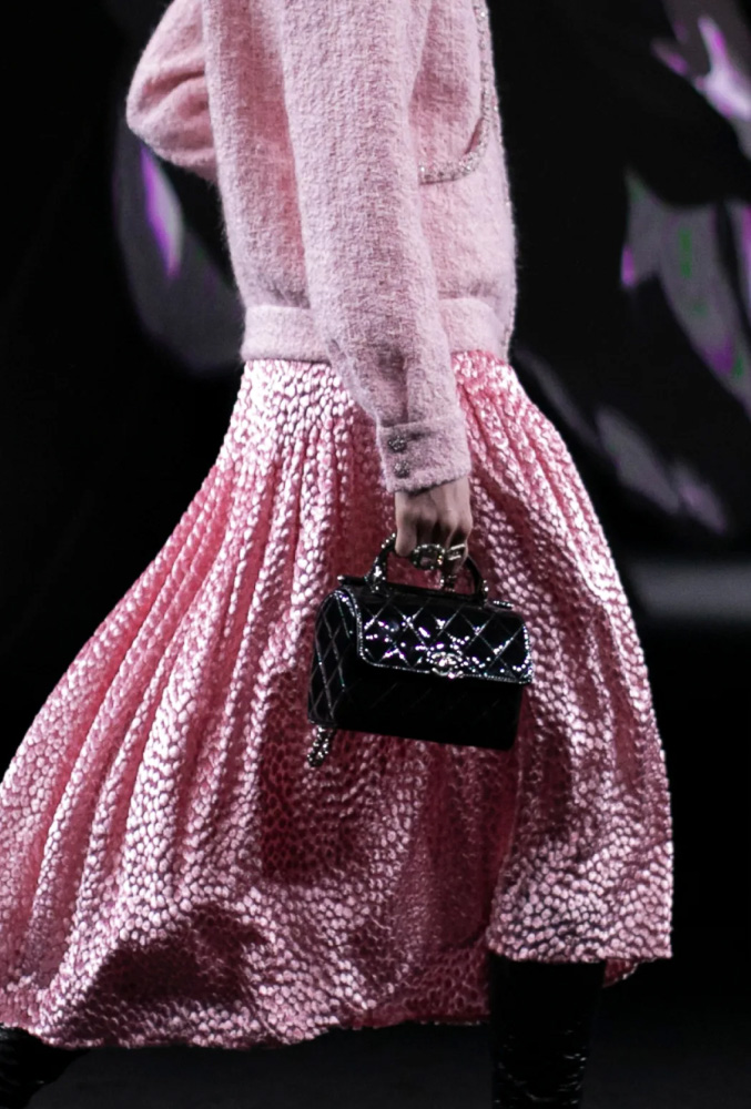 CHANELopedia - Chanel Gabrielle bag + mini skirt + turtleneck= Fall fashion  🍂 🍁 @camilacoelho