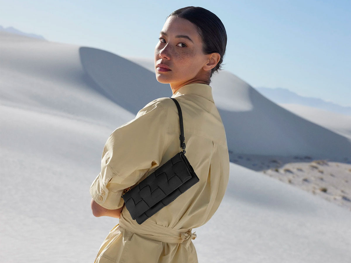 How do you carry a shoulder bag? Well like this! - New Rebels