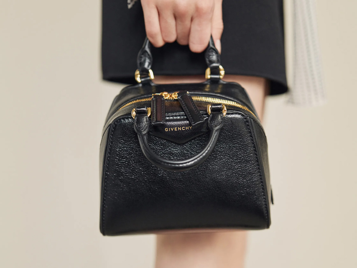 Voyou Medium leather shoulder bag in black - Givenchy | Mytheresa