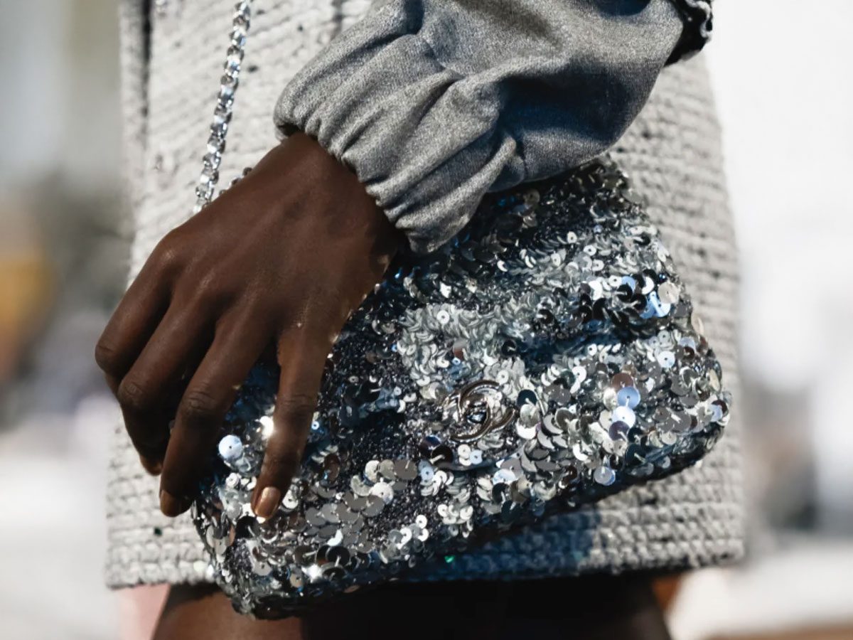 ParallaxShops The Most Eye Catching Bags from Chanel Cruise 2025 Sac a main Chanel East West en cuir matelasse bleu metallise